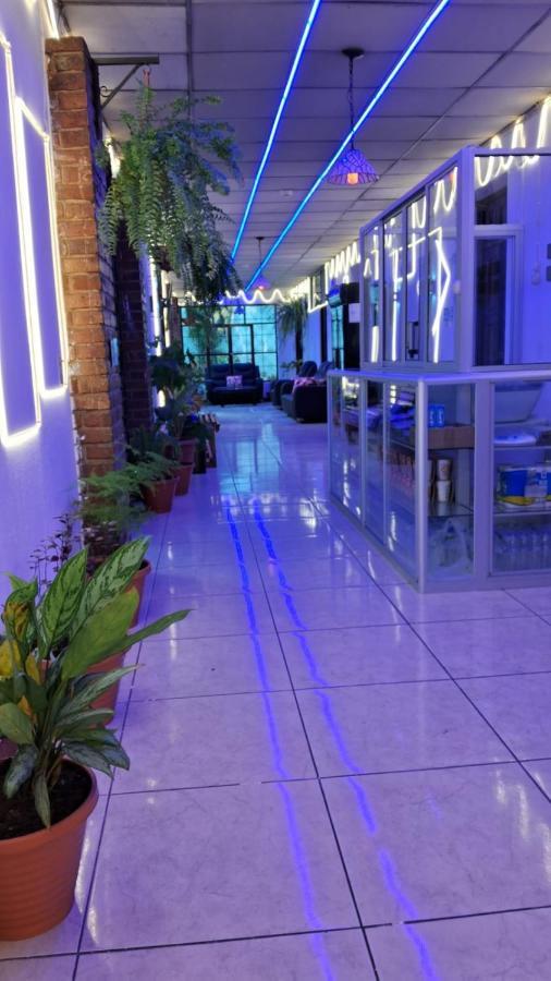 Hotel Kamelot Parque Central Кесальтенанго Экстерьер фото