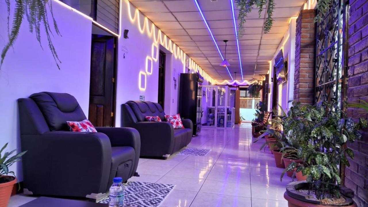 Hotel Kamelot Parque Central Кесальтенанго Экстерьер фото