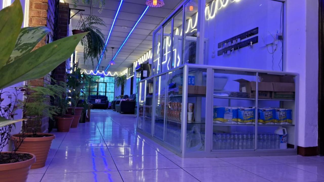 Hotel Kamelot Parque Central Кесальтенанго Экстерьер фото