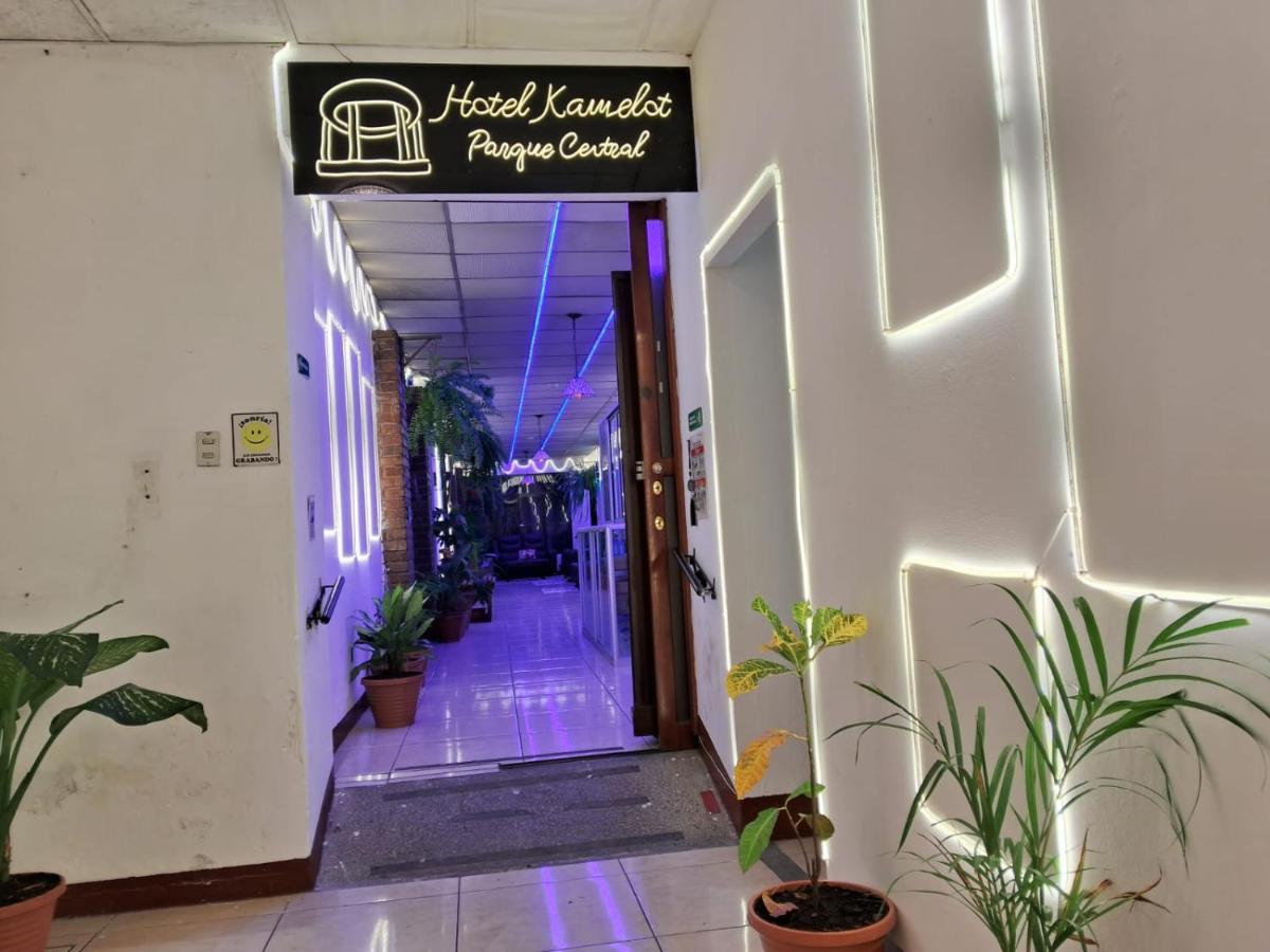 Hotel Kamelot Parque Central Кесальтенанго Экстерьер фото