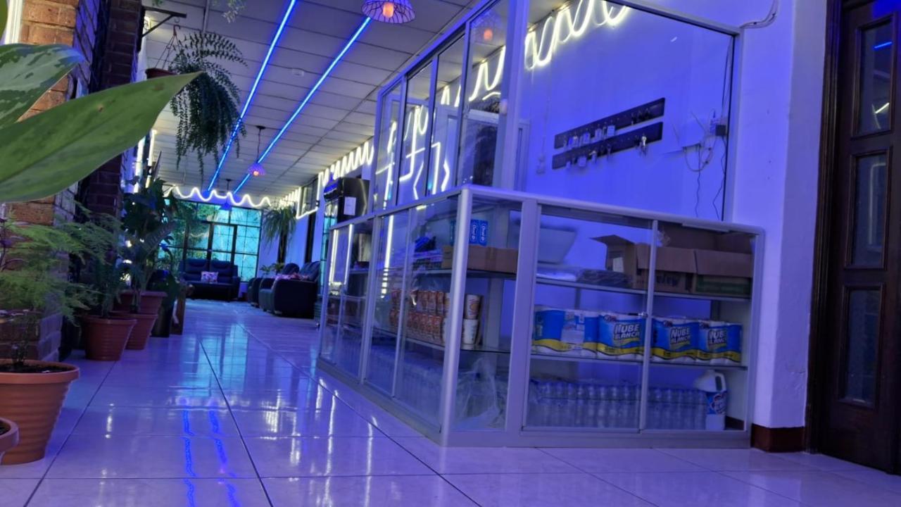 Hotel Kamelot Parque Central Кесальтенанго Экстерьер фото