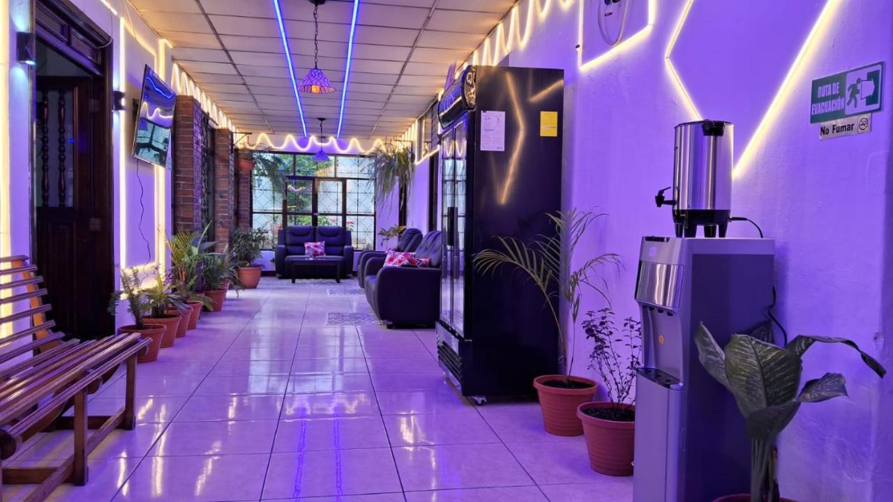 Hotel Kamelot Parque Central Кесальтенанго Экстерьер фото