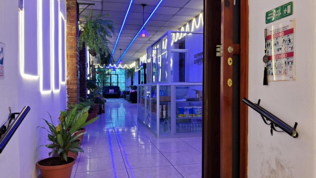 Hotel Kamelot Parque Central Кесальтенанго Экстерьер фото