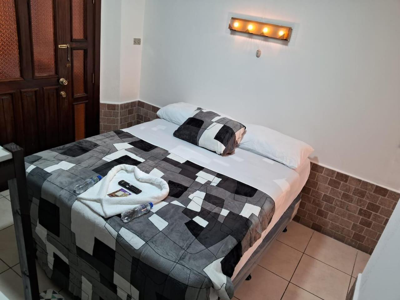 Hotel Kamelot Parque Central Кесальтенанго Экстерьер фото